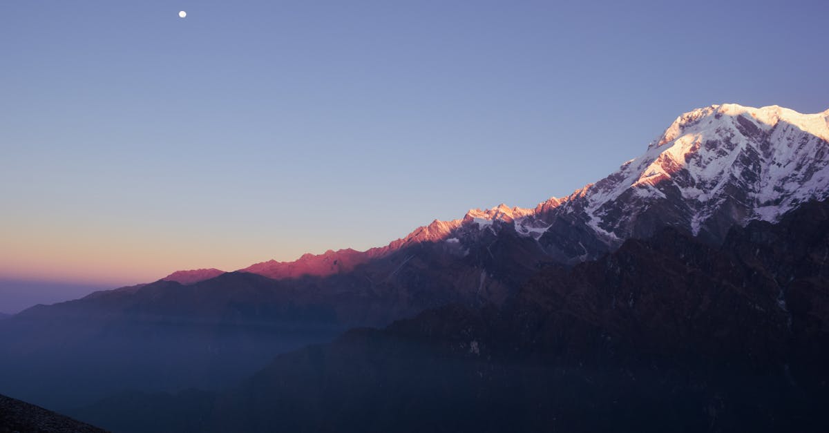 découvrez le népal, un pays fascinant niché au cœur de l’himalaya. entre temples sacrés, trekking mythique et culture authentique, vivez une aventure inoubliable au pays du mont everest.