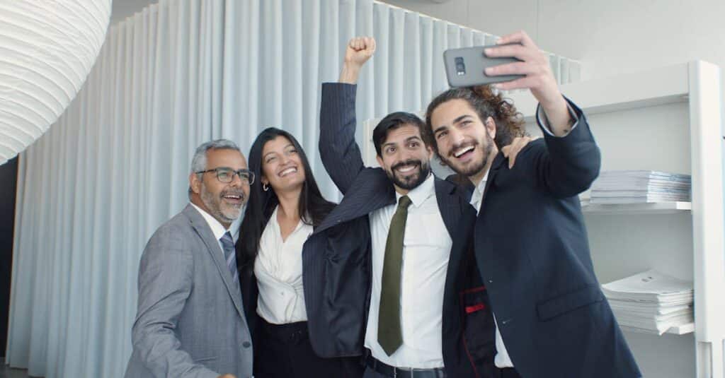 directeur des ressources humaines : responsable de la gestion stratégique du personnel, du développement des talents et de la culture d'entreprise.