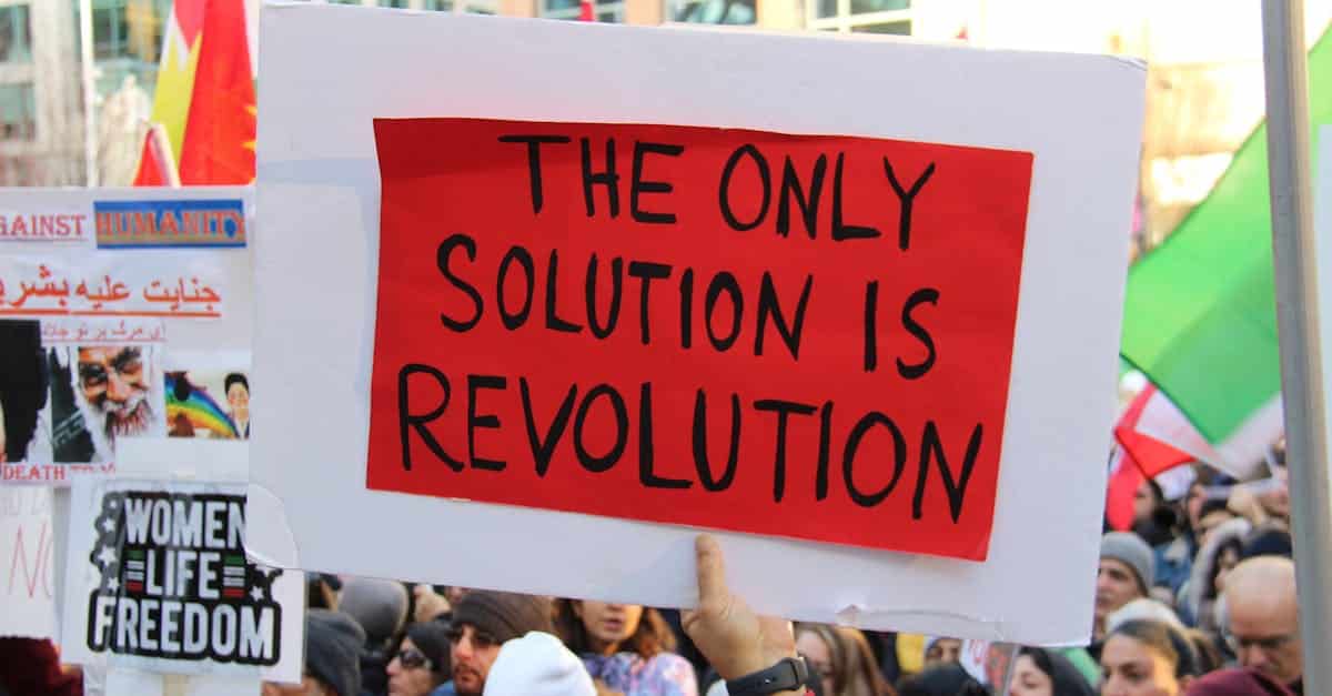 analyse approfondie des conflits et enjeux majeurs au sein de l'extrême droite.