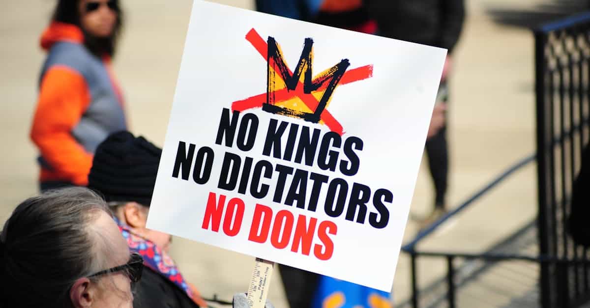 découvrez les principes fondamentaux de la démocratie, un système politique où le pouvoir appartient au peuple, promouvant la participation citoyenne, la liberté d'expression et l'égalité devant la loi.