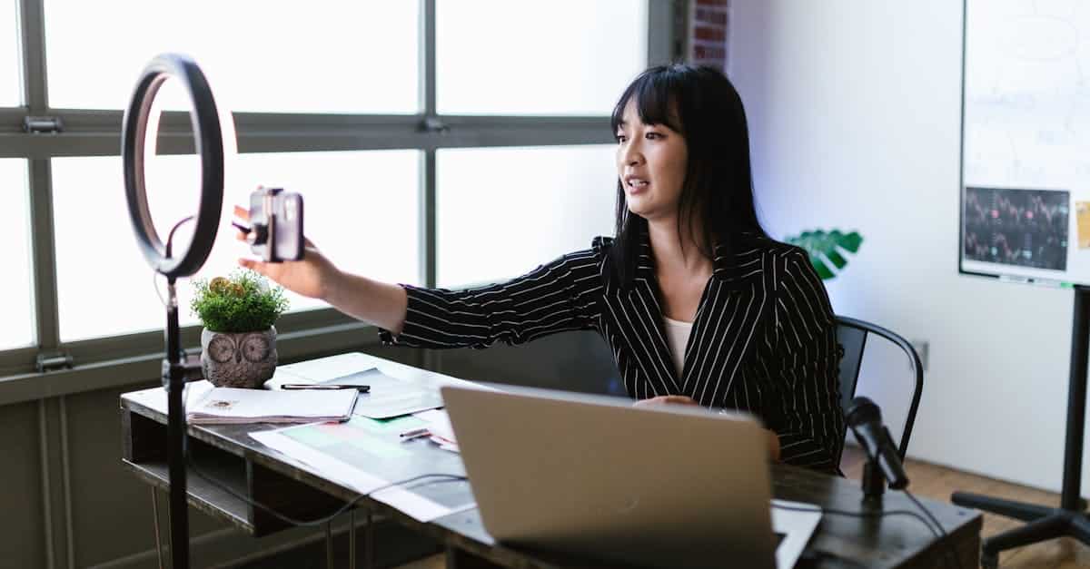 découvrez comment le social media influence façonne les comportements, les tendances et les décisions dans un monde connecté.