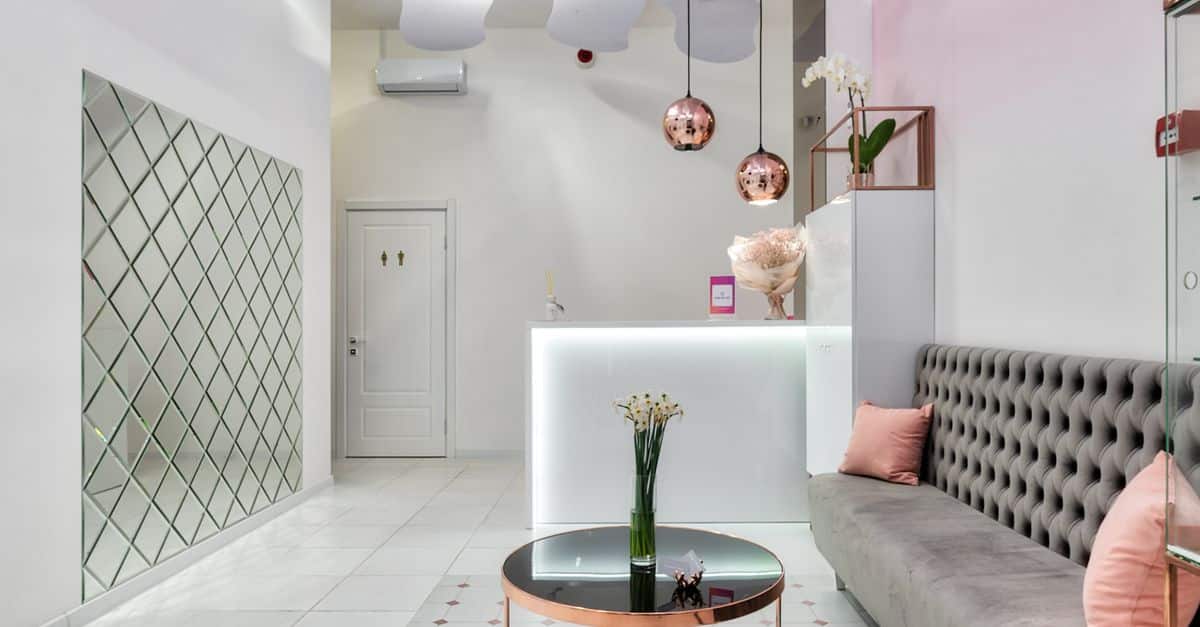 découvrez notre lobby accueillant, un espace convivial et élégant conçu pour vous offrir confort et détente dès votre arrivée.