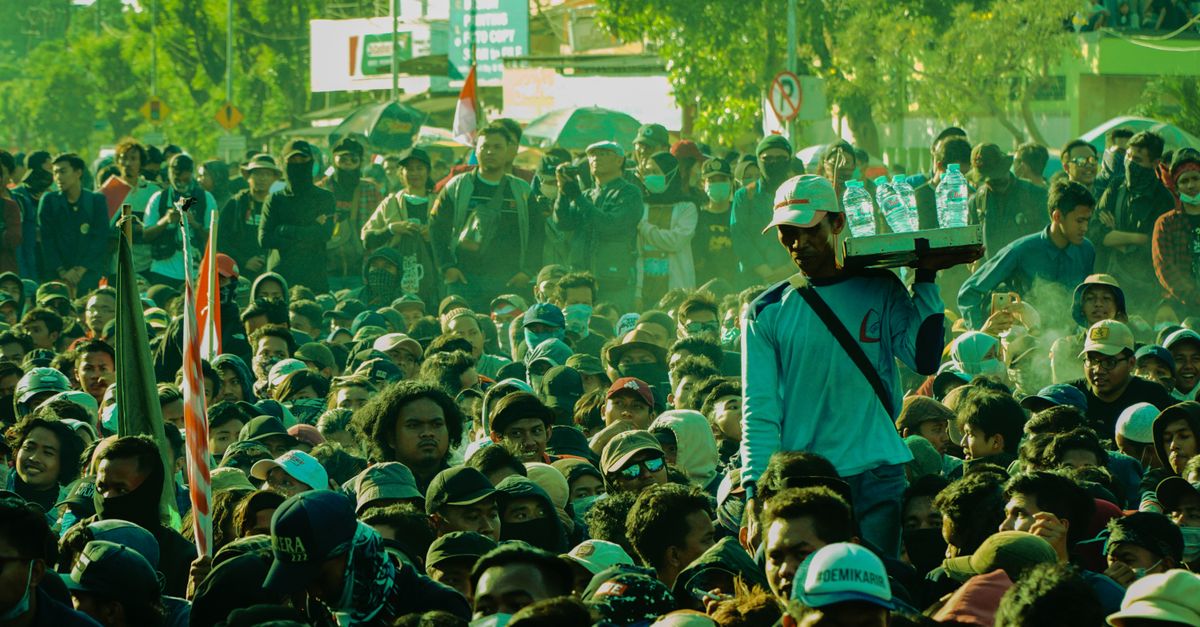 découvrez les risques et les mesures de sécurité essentiels pour prévenir les accidents lors des attroupements humains, aussi appelés crowd crush.