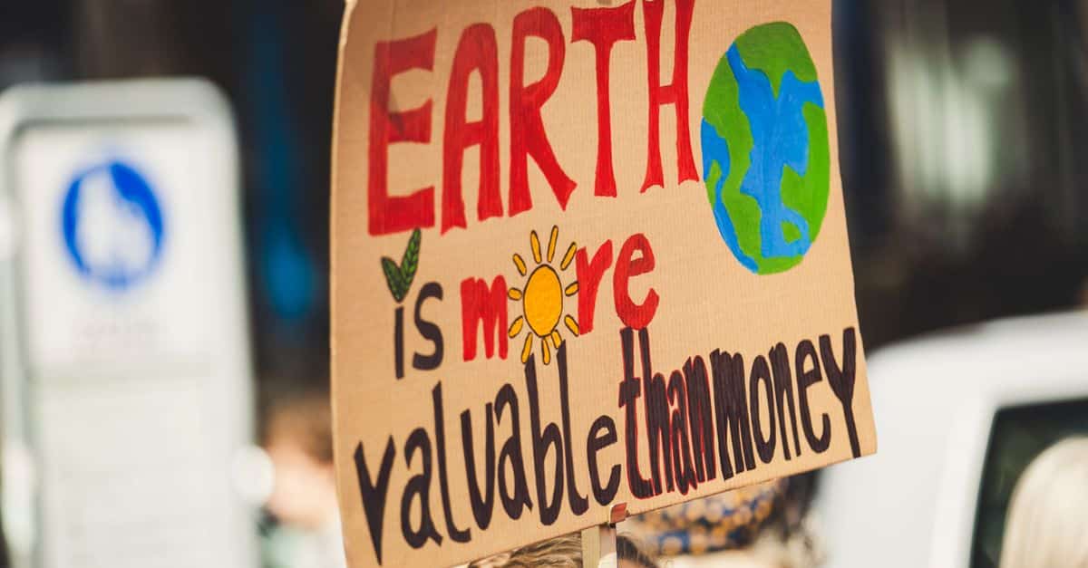 la écologie politique explore les liens entre les systèmes politiques et les enjeux environnementaux, analysant comment les décisions politiques influencent la gestion des ressources naturelles et le développement durable.