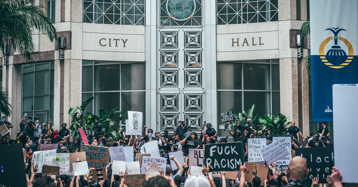 découvrez tout sur les protestations : leurs causes, impacts et exemples marquants dans le monde.