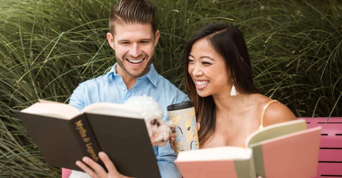 découvrez les comédies romantiques les plus charmantes, mêlant humour et amour pour des moments de détente et de bonheur.