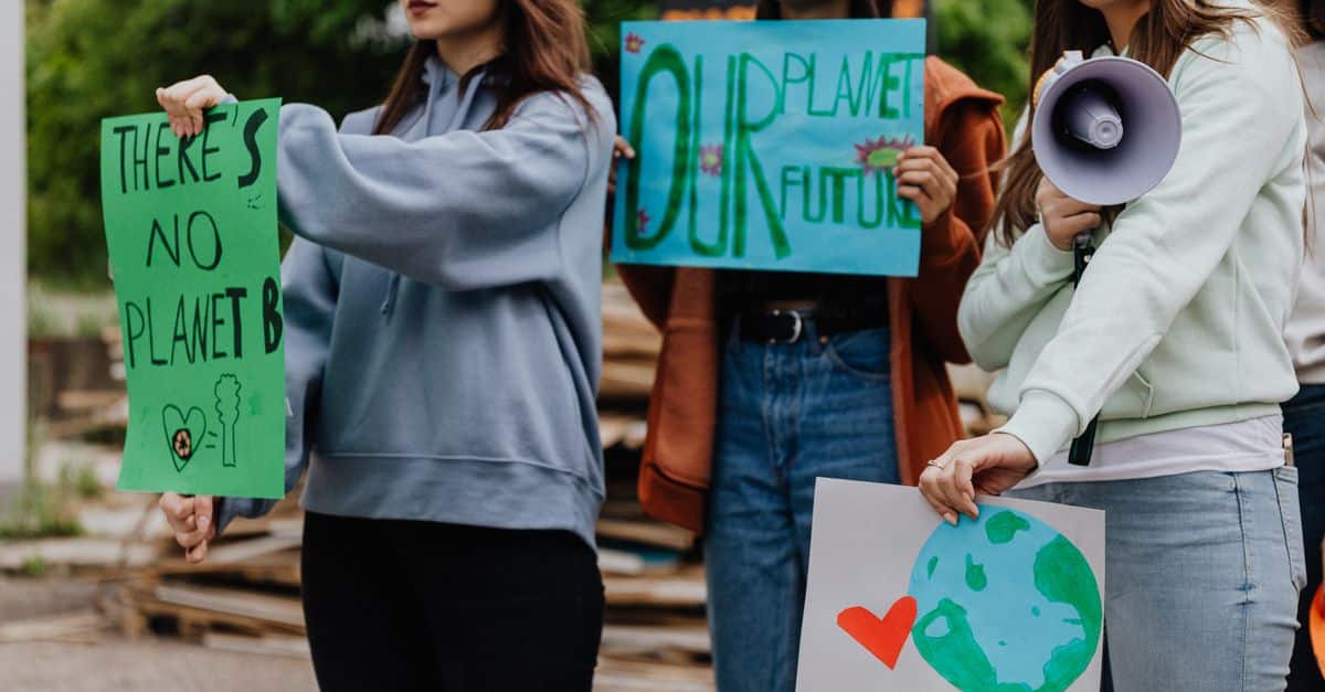 découvrez l'activisme environnemental : des actions engagées pour la protection de la planète et la promotion du développement durable.