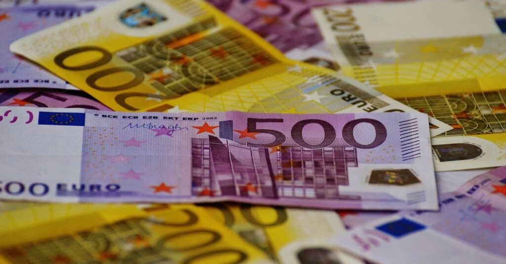 découvrez tout sur les billets en euros : leurs caractéristiques, sécurité et utilisation au sein de la zone euro.