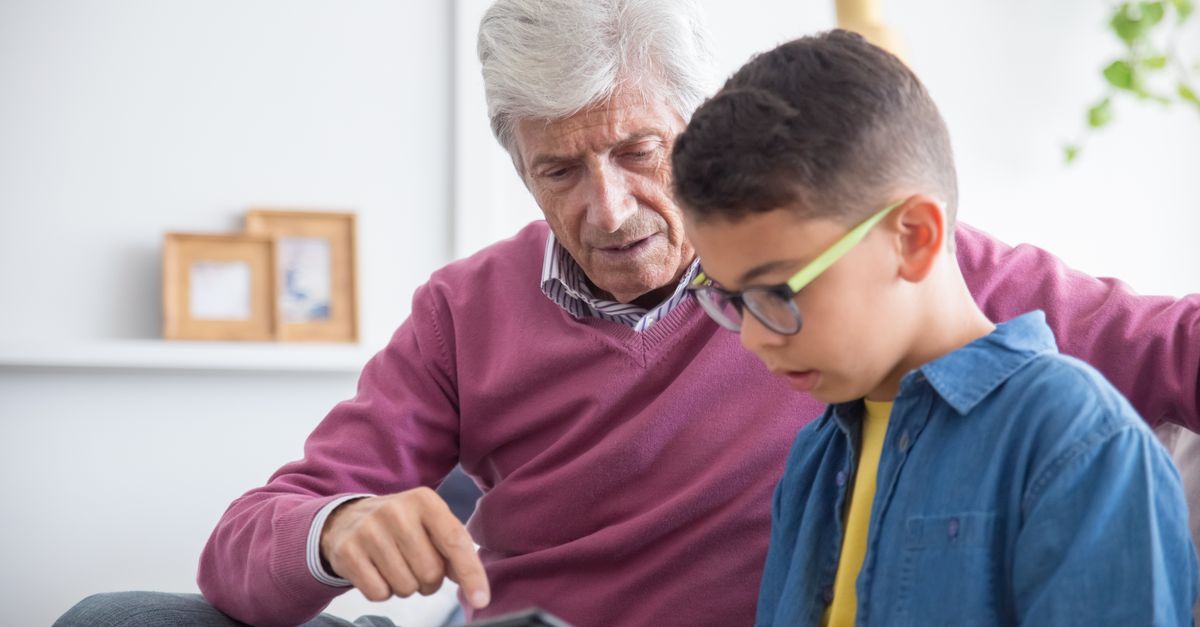 découvrez l'éducation intergénérationnelle, un concept qui favorise l'apprentissage et l'échange entre générations pour enrichir les connaissances et renforcer les liens sociaux.