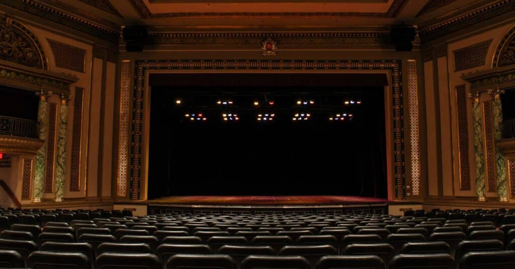 découvrez notre visite guidée de théâtre immersive, explorez les coulisses et l'histoire fascinante des plus grands théâtres.